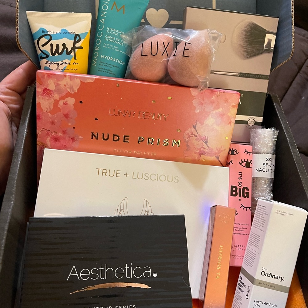 💄LUXE💄 HUGE Beauty Box Bundle
makeup lot🔥